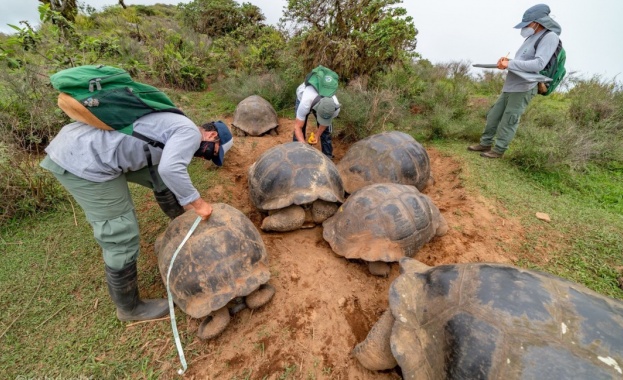 Представители на летището и на Националния парк на островите Галапагос