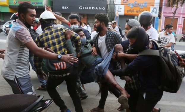 Снимката е илюстративна Двама служители на международната хуманитарна организация Спасете децата