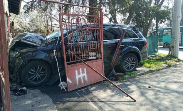 Джип връхлетя в двора на къща и се заби в