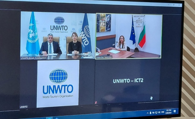 Вицепремиерът и министър на туризма Марияна Николова разговаря със Зураб