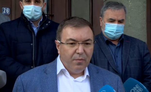 Моловете и големите магазини няма да бъдат отворени от 1