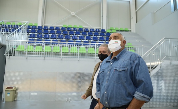 Поетапно и на базата на резултатите от ваксинирането срещу COVID 19