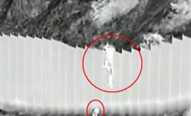 Две малки деца са били оставени да се оправят сами