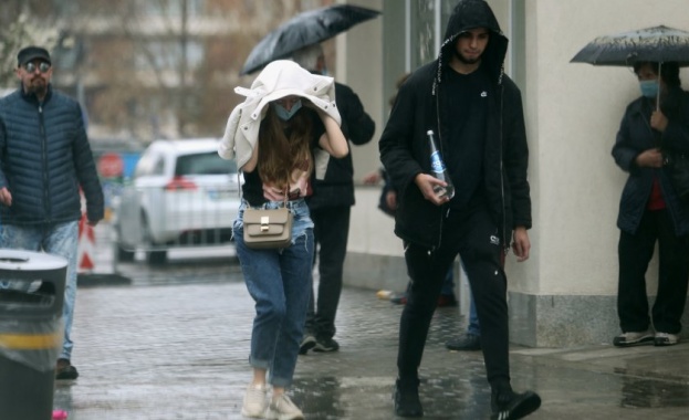 Гръмотевична буря в София Проливният дъжд започна да се изсипва