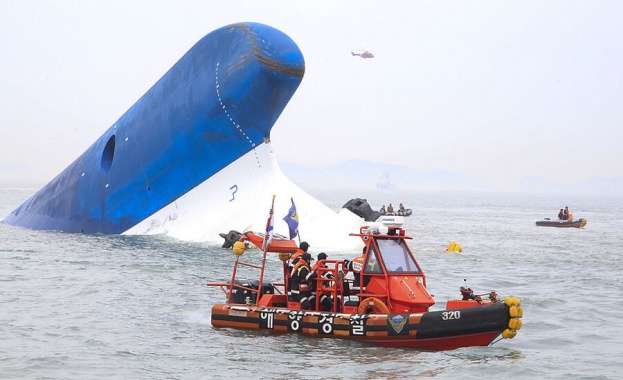 Седемнадесет души са изчезнали след сблъсък между товарен кораб и