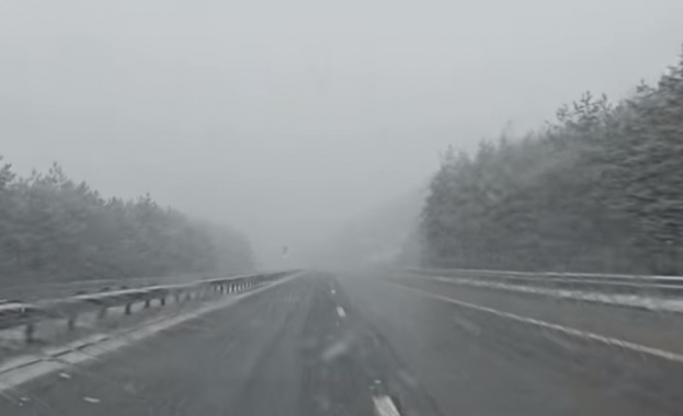 Силен снеговалеж застигна шофьорите района на Ихтиман след тунелите на