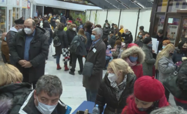 Хаос и неспазване на противоепидемичните мерки Такава в момента е