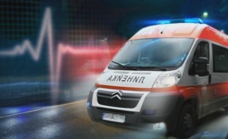 Кола с 19-годишен шофьор се блъсна в дърво в Кърджали, двама пострадаха