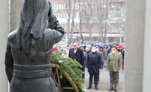 Медици от цялата страна сведоха глави и почетоха паметта на