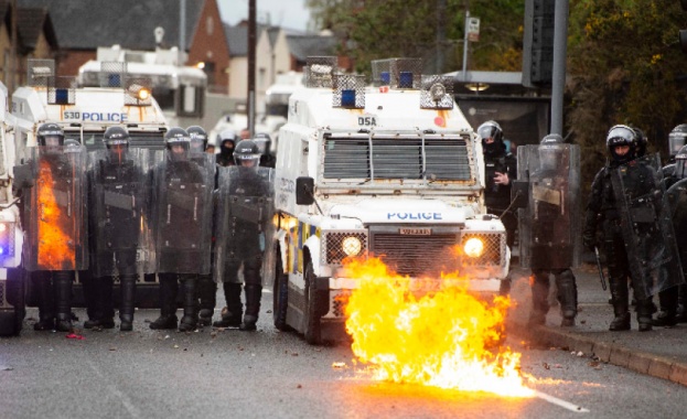 Полицията в Северна Ирландия бе замеряна със запалителни бомби фойерверки