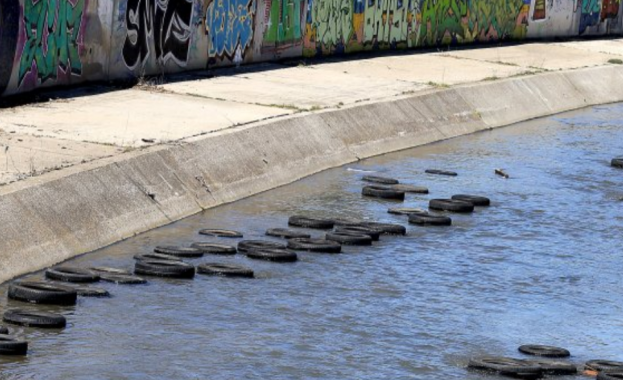 Десетки автомобилни гуми плуват в река Слатинска