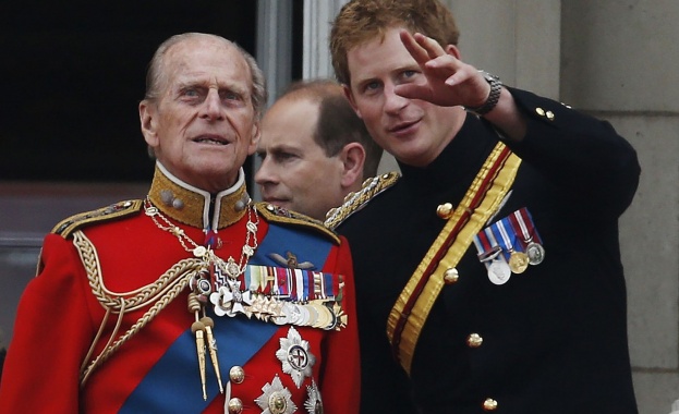 Принц Хари се върна във Великобритания за погребението на принц Филип без Меган 