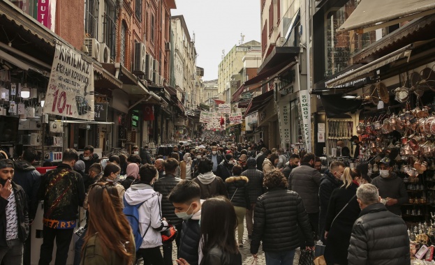 Тези дни хранителните магазини в Турция правят баснословни обороти Милиони