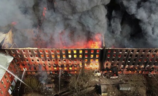 Пожар обхвана историческа сграда в Санкт Петербург предаде ТАСС Огънят във