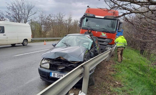 Двама души пострадаха при катастрофа край Шумен Пътният инцидент е