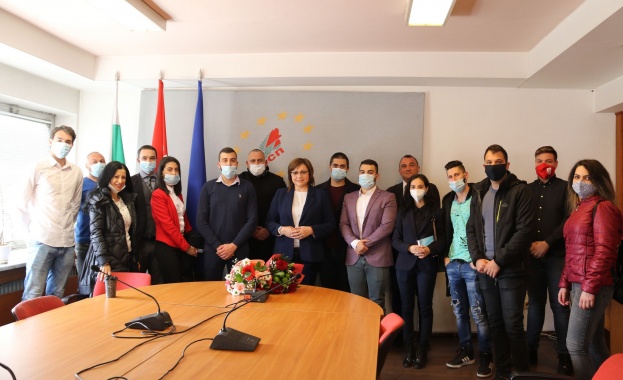 На срещата Нинова връчи електронни карти и на новоприети членове