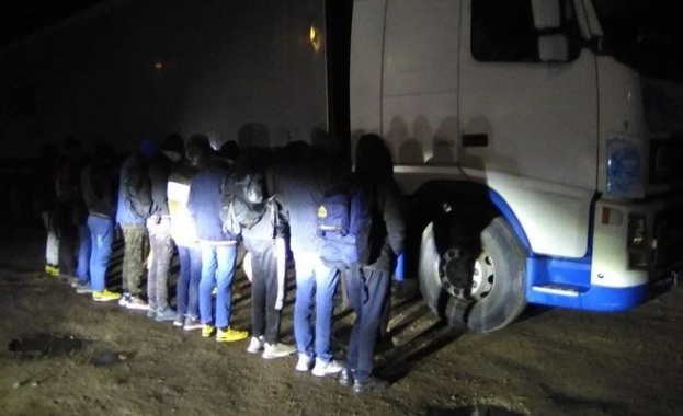  Спипаха шофьор на камион с укрити в тайник 11 бежанци
