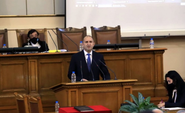 Президентът Румен Радев отправи обръщение към Народното събрание след като
