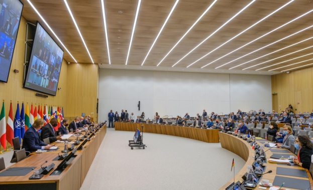 Министрите на външните работи и на отбраната на страните членки на