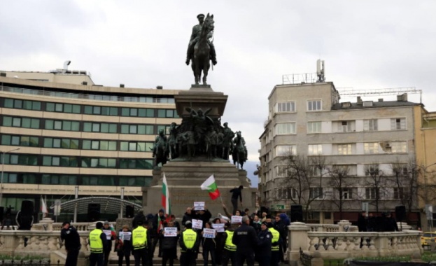 Протестиращи са се събрали пред сградата на парламента с надпис