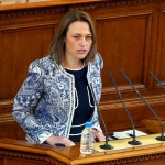 Ива Митева свика извънредно заседание на парламента утре след провала днес