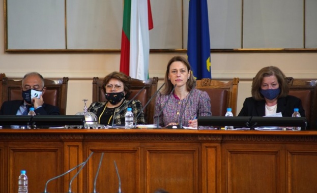 От 10 ч започна първото редовно пленарно заседание отново в