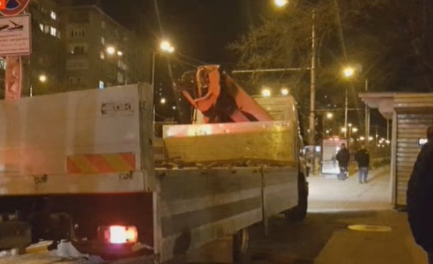 Започна вдигането на павилионите пред болница Свeти Иван Рилски в