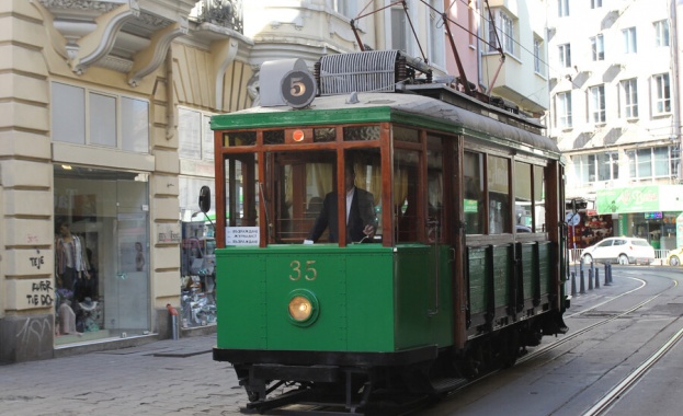 Травмай пълен с циркови артисти от цял свят обикаля София