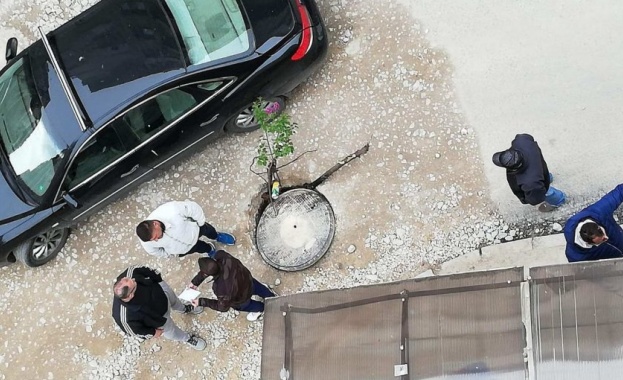 Автомобил пропадна в шахта на ул Луда Яна в Пловдив