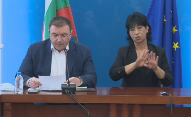 След заседанието на Националния ваксинационен щаб министърът на здравеопазването в