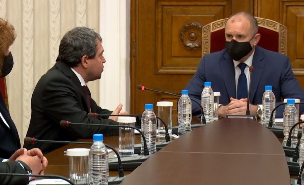 Започнаха консултациите между президента Румен Радев и партия Има такъв