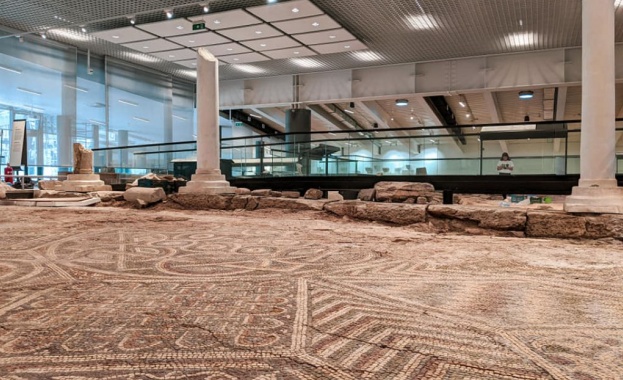 Вандалска атака в центъра на Пловдив Група пияни младежи счупиха