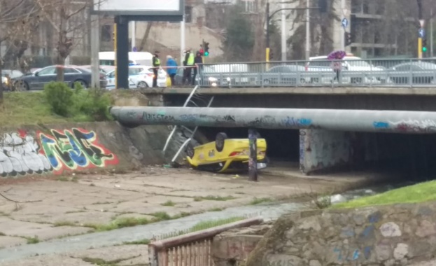 Такси се е приземило по таван в реката след сблъсък