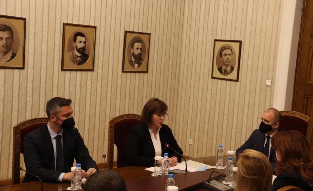 Корнелия Нинова: И пред президента потвърдихме принципните си позиции Корнелия Нинова: И пред президента потвърдихме принципните си позиции
