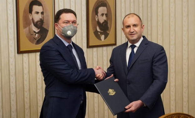 Президентът връчи мандата за съставяне на правителство на Даниел Митов