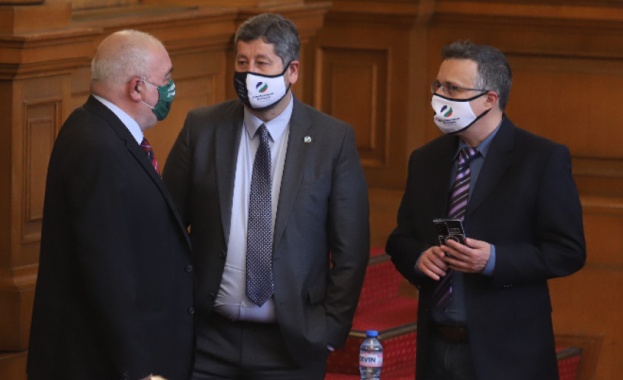 Министър председателят в оставка Бойко Борисов не се появи в Народното