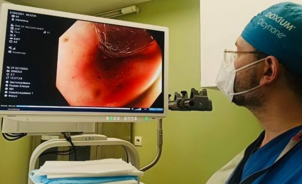 Хибридната хирургия на Пирогов спаси 33 годишен погълнал дървено яйце съобщиха