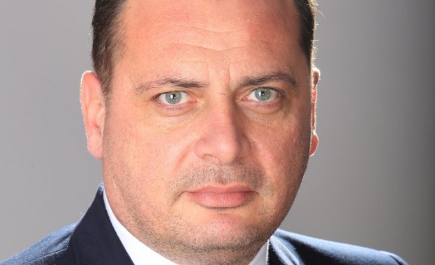 С Тр крещящо мълчи какво ще прави със Закона за възрастните