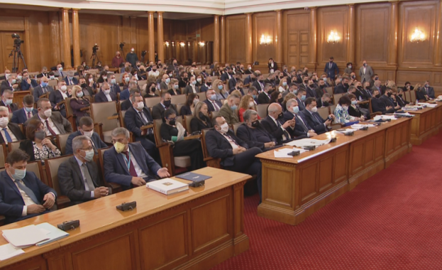 Парламентът обсъжда на първо четене шест законопроекта за изменение и