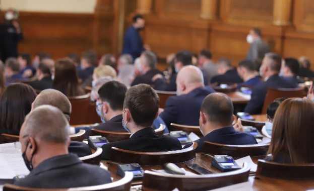 След няколко часа дебати парламентът единодушно прие днес на първо