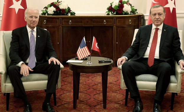 Президентът на САЩ Джо Байдън разговаря по телефона с турския