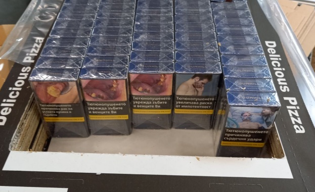 67 300 къса цигари, скрити в кутии за пица, задържаха на летище София