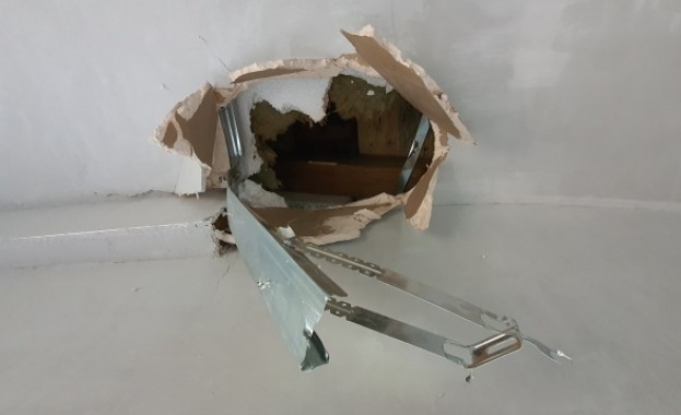 Къща беше пробита от скален къс при взривни дейности на