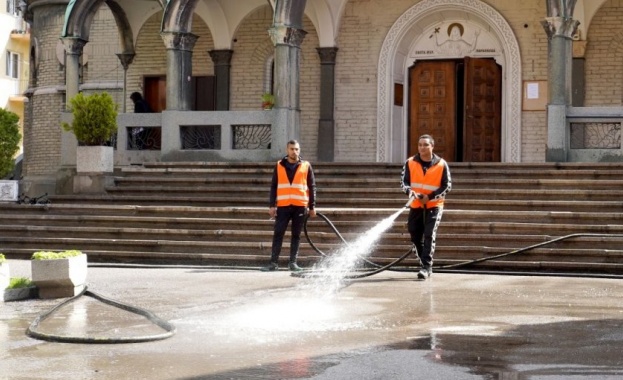 От днес започва поетапно миене на християнските храмове Това е