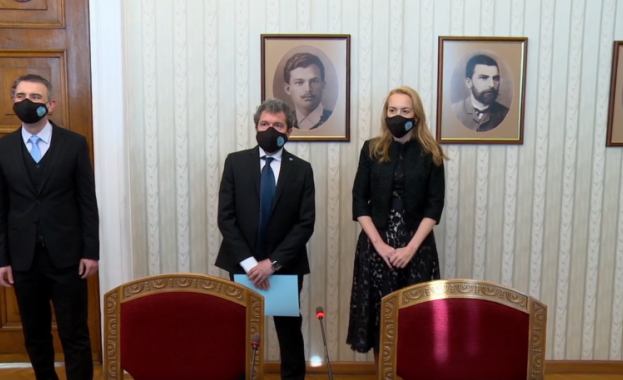 Президентът Румен Радев връчи мандат за съставяне на правителство на