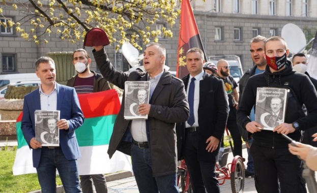 Протест на ВМРО пред Народното събрание. Те протестират срещу промените