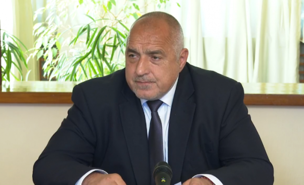 Борисов: Схемата е ясна - дългове, раздаване на калпак и докато издържим