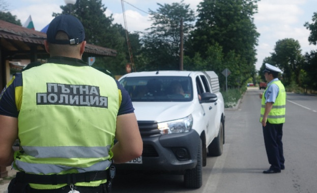 Полицията изкарва камери и патрулки за контрол на всички пътища
