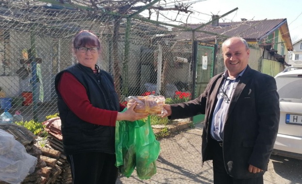 Председателят на БСП Шумен Веселин Пенчев общинският съветник Лили Петрова и