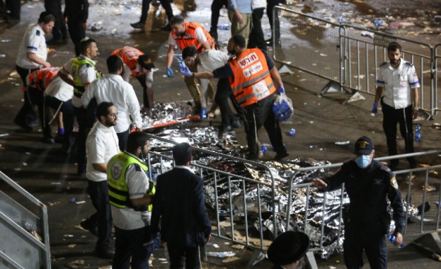 Около 100 души са ранени след струпване на множество хора